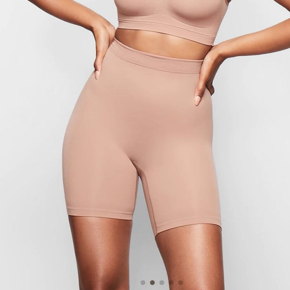 Skims Nwt short mid thigh with open gusset - Picture 2 of 8